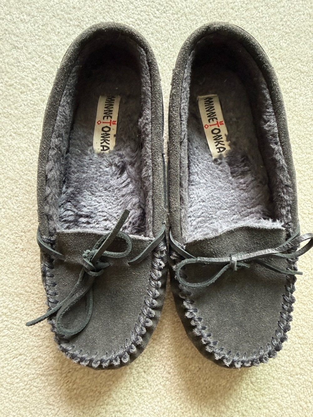 NWOT Minnetonka Gray Suede Shearling-Lined Moccasin Slippers 4034 women’s 9